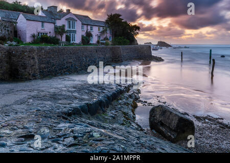 Bude, North Cornwall, England. Freitag, 27 September 2019. UK Wetter. Nach einer stürmischen Tag, die Sonne über dem Wellenbrecher, wie schwere Duschen und starke Winde weiter Bude in Cornwall zu zerschlagen. Terry Mathews/Alamy Leben Nachrichten. Stockfoto