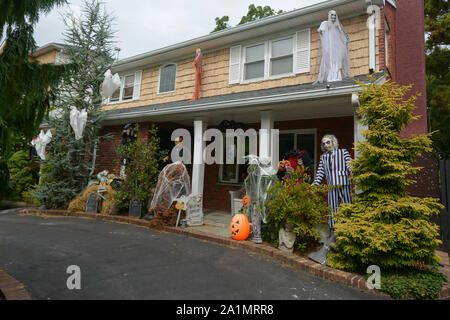 In den USA ist Halloween am 31. Oktober; Aktivitäten gehören Trick-or-Treaten, Kostüm Parteien, schnitzen Kürbisse und Horrorfilme. Stockfoto