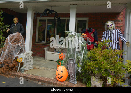 In den USA ist Halloween am 31. Oktober; Aktivitäten gehören Trick-or-Treaten, Kostüm Parteien, schnitzen Kürbisse und Horrorfilme. Stockfoto