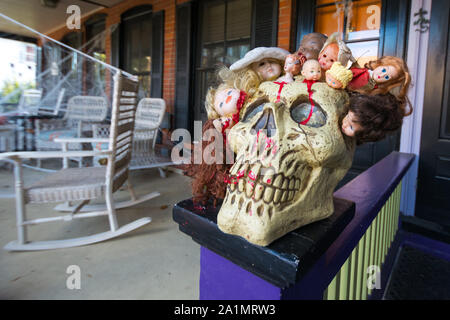 In den USA ist Halloween am 31. Oktober; Aktivitäten gehören Trick-or-Treaten, Kostüm Parteien, schnitzen Kürbisse und Horrorfilme. Stockfoto