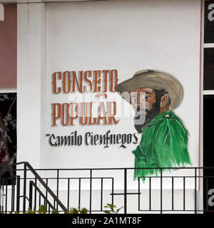 Eine der Kubanischen Revolutionären Führer Camilo Cienfuegos in einer Hand dargestellt gemalte Zeichen auf ein Wohnhaus in Havanna, Kuba Stockfoto