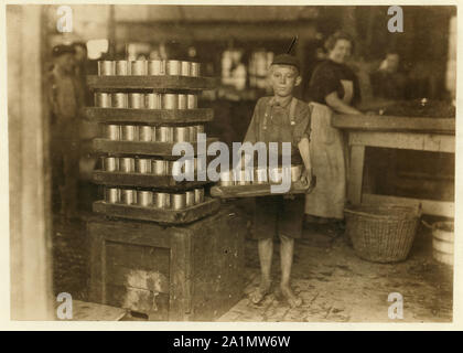 Eines der kleinen Jungen in J. S. Farrand P [AC] König Co. und eine schwere Last. J.W.Magruder, Zeugnis. Stockfoto