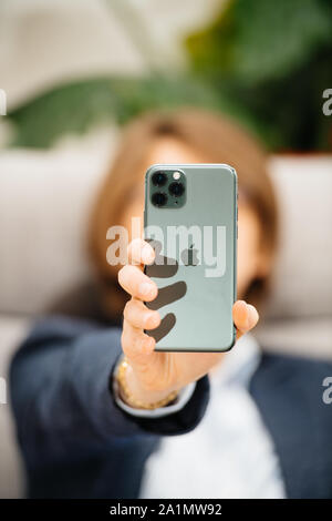 Paris, Frankreich, 27.September 2019: Zeigt die neuesten Computer von Apple iPhone 11 Pro mit Triple-Kamera mit Smartphone im Geschäft Wohnzimmer Sofa Stockfoto