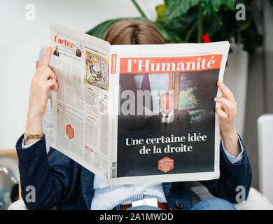 Paris, Frankreich, 27.September 2019: Frau l'Humanité im Wohnzimmer Zeitung nach dem Tod des ehemaligen französischen Präsidenten Jacques Chirac im Alter von 86 Jahren Stockfoto