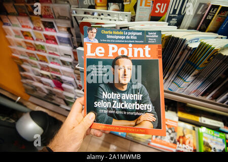 Paris, Frankreich, 27.September 2019: JMan hand Ankauf Presse kiosk Le Point Magazin mit Mark Zuckerberg Facebook Gründer und CEO auf der Abdeckung Stockfoto