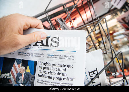 Paris, Frankreich, 27.September 2019: der Mann, der das Lesen von Nachrichten in der spanischen Zeitung El Pais mit Condor und Thomas Cook Reiseveranstalter Stockfoto