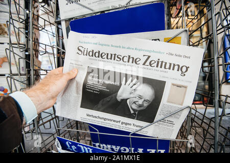 Paris, Frankreich, 27.September 2019: Mann kauft Süddeutsche Zeitung mit Jacques Chirac auf der Abdeckung der Zeitung nach dem Tod des ehemaligen französischen Präsidenten im Alter von 86 Jahren Monsieur Frankreich Stockfoto