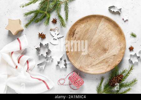 Weihnachten, Noel oder Neues Jahr essen flach Hintergrund mit Weihnachten Dekorationen und Tannenbaum Stockfoto