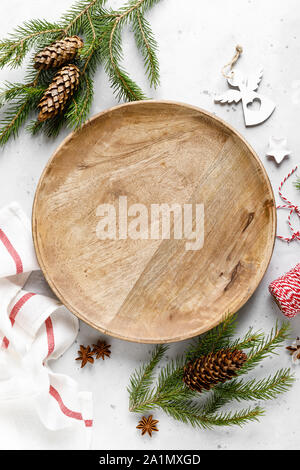 Weihnachten, Noel oder Neues Jahr essen flach Hintergrund mit Weihnachten Dekorationen und Tannenbaum Stockfoto