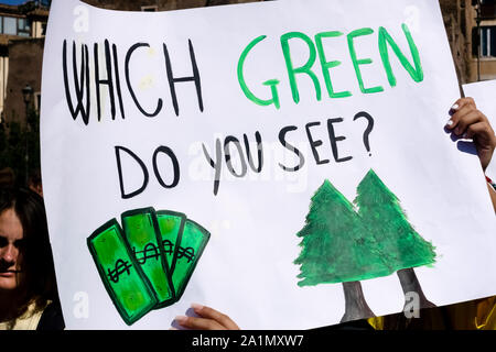 Fridays for Future (FFF). Rom dritter globaler Klimaschutzstreik für die Zukunft. Demonstration junger Studenten protestiert gegen den Klimawandel. Systemänderung nicht Klimawandel. - Studenten, die ein Banner hochhielten, gingen auf die Straße, um gegen den globalen Klimawandel in Zentral-Rom, Italien, Europa, der Europäischen Union, der EU zu demonstrieren. Jeden Freitag skrike. september 2019. Stockfoto