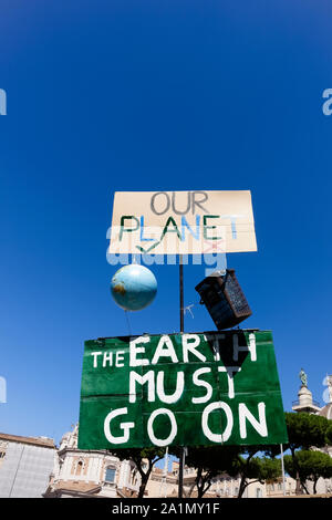 Fridays for Future (FFF). Rom dritter globaler Klimaschutzstreik für die Zukunft. Demonstration junger Studenten protestiert gegen den Klimawandel. Systemänderung nicht Klimawandel. - Studenten, die ein Banner hochhielten, gingen auf die Straße, um gegen den globalen Klimawandel in Zentral-Rom, Italien, Europa, der Europäischen Union, der EU zu demonstrieren. Jeden Freitag skrike. september 2019. Stockfoto