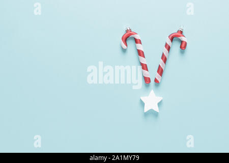 Weihnachten, Neujahr oder Noel Urlaub festliche winter Grußkarte mit Dekorationen auf blauem Hintergrund, flach Zusammensetzung, Ansicht von oben Stockfoto