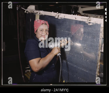 Betrieb einer Handbohrmaschine an Vultee-Nashville, Frau arbeitet an einer Rache Sturzbomber, Tennessee Stockfoto