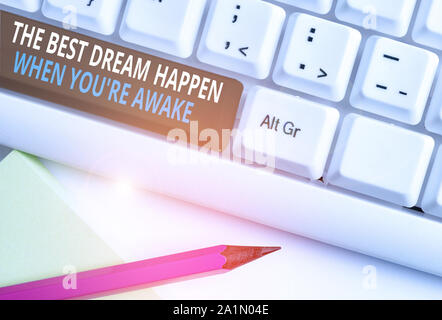 Schreiben Hinweis mit den Besten passieren Traum Wenn Sie wieder wach. Business Konzept für Träume wahr haben weiße pc Tastatur mit Papier zu glauben Stockfoto