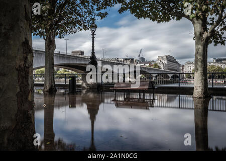 London, London/Großbritannien - 25. September 2019: Waterloo Bridge Southbank Blick nach starken Regenfällen und Überschwemmungen. Stockfoto