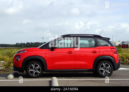 Almere, Niederlande - 20 September 2019: Roter Citroen C3 aircross auf einem öffentlichen Parkplatz geparkt. Stockfoto