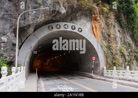 Shakadang Tunnel, Innen und Außen, Taroko Nationalpark, Xiulin Township, Hualien County, Taiwan Stockfoto