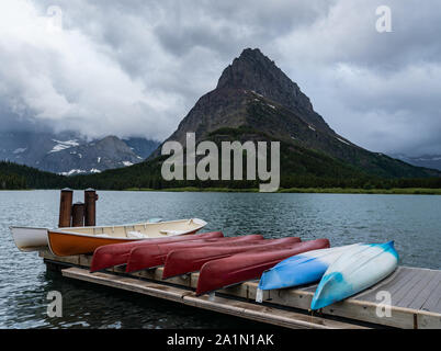 Kanus auf dem Dock unten Grinnell Punkt in Montana Stockfoto