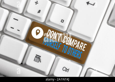 Wort schreiben Text Don t Sie Sich mit anderen Vergleichen. Business foto Präsentation ihrer eigenen Version einzigartige Original Weiß pc-Tastatur mit leeren Hinweis pa. Stockfoto