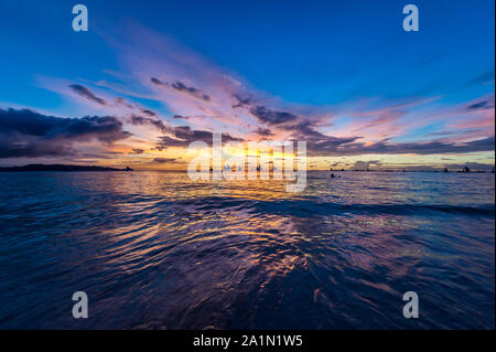 Sonnenuntergang über dem Meer auf Boracay Island Stockfoto