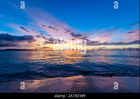 Sonnenuntergang über dem Meer auf Boracay Island Stockfoto