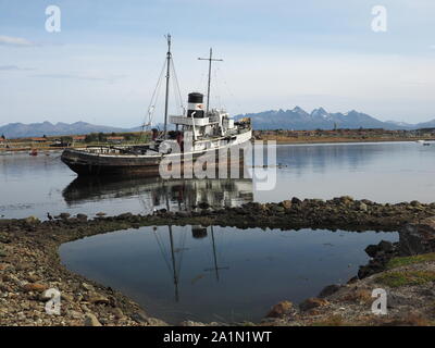 HMS Gerechtigkeit St Christopher Reflexion Ushuaia. Stockfoto