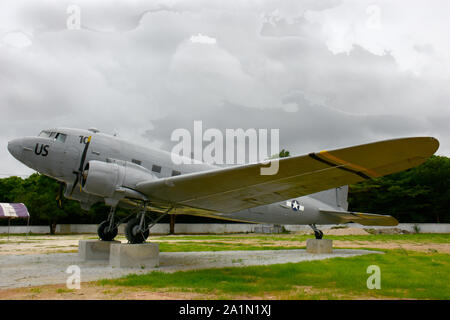 Ein USAF MacDonald Douglas DC3/C 47 Flugzeuge, geerdet und auf dem Display in einem Park im Südosten von Thailand Stockfoto