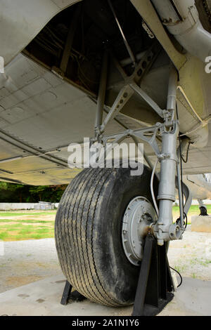 Ein USAF MacDonald Douglas DC3/C 47 Flugzeuge, geerdet und auf dem Display in einem Park im Südosten von Thailand Stockfoto