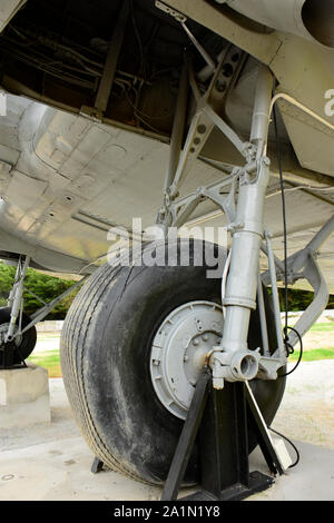 Ein USAF MacDonald Douglas DC3/C 47 Flugzeuge, geerdet und auf dem Display in einem Park im Südosten von Thailand Stockfoto