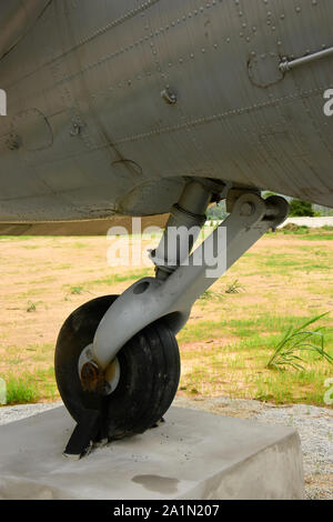 Ein USAF MacDonald Douglas DC3/C 47 Flugzeuge, geerdet und auf dem Display in einem Park im Südosten von Thailand Stockfoto