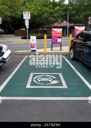 Eine allgemeine Ansicht eines doppelten EV Parkplatz mit einem Tesla im tropischen Norden von Queensland aufgeladen wird Stockfoto