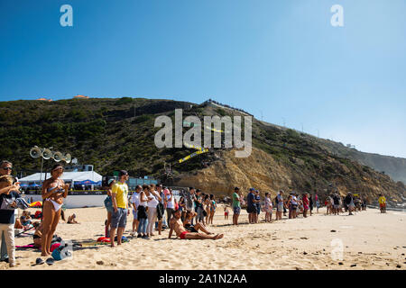 Publikum am Strand während der TEV Billabong Pro Ericeira2019, QS 10.000, in Ericeira. Stockfoto