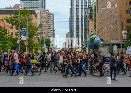 März Demonstranten durch die Innenstadt von Toronto während das globale Klima Streik am 27. September 2019. Stockfoto