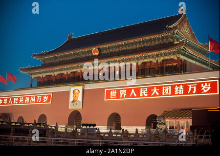 PEKING, CHINA - 06. DEZEMBER 2011: Platz des Himmlischen Friedens, Peking, China - Tor des Himmlischen Friedens Stockfoto