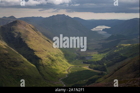 Blick auf das Tal von Glen Etive vom Stob Dubh Gipfel, Gipfel der Buachaille Etive Beag, mit Loch Etive im Hintergrund. Highlands Schottland Stockfoto