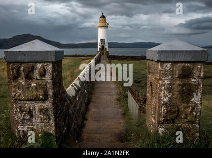 Tobermory Leuchtturm, auf der Insel Mull, mit Steinmauern und Weg zum Leuchtturm im Hintergrund. Führende Linien. Fluchtpunkt. Argyll Stockfoto