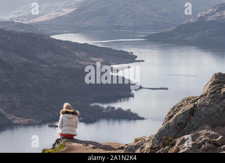 Loch Lomond und der Trossachs National Park, Schottland. 03/31/19. Eine Frau mit Blick auf Loch Katrine von oben Ben A'an. Wandern. Abenteuer Stockfoto