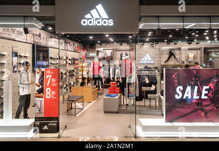 Deutsche multinationale Sportswear store und Logo Adidas in Hongkong gesehen. Stockfoto