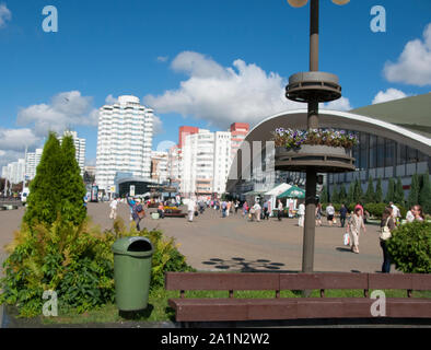 Menschen zu Fuß rund um den Marktplatz in Komarovsky Minks Belarus Stockfoto