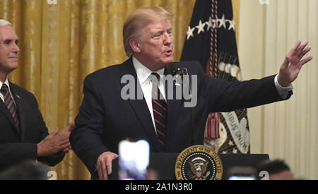 Washington, United States. 27 Sep, 2019. Präsident Donald Trump (R) macht Erläuterungen als Vice President Mike Pence applaudiert während ein Hispanic Heritage Monat Empfang im East Room des Weißen Hauses, Freitag, September 27, 2019, in Washington, DC. Trump erwähnt Latin Errungenschaften, Hispanics in seinem Kabinett und der Förderung der Demokratie in Lateinamerika. Foto von Mike Theiler/UPI Quelle: UPI/Alamy leben Nachrichten Stockfoto