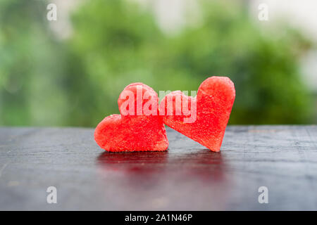 Wassermelone in Herzform geschnitten. Flat Lay Komposition. Liebeskonzept. Valentinstag Stockfoto