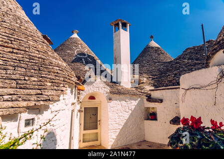 Schöne einstöckige Häuser von gerundeten Bau genannt Trulli, typisch für die Gegend von Alberobello in Italien. Stockfoto