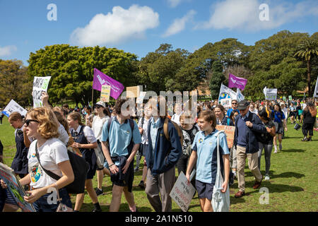 Schule Kinder und Jugendliche zusammenbauen für die Sydney Klimawandel Streik in der Domain, Sydney, Australien Stockfoto