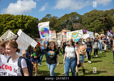 Schule Kinder und Jugendliche zusammenbauen für die Sydney Klimawandel Streik in der Domain, Sydney, Australien Stockfoto