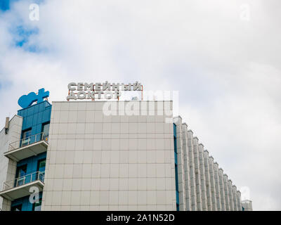 Moskau, Russland - 14. September 2019: Gebäude mit hellen Fliesen ausgestattet. An der Oberseite ist Hausarzt bezahlt private Klinik network Logo und das blaue Herz und c Stockfoto