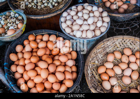 Die Eier - Huhn und Wachtel im Weidenkorb Auf dem vietnamesischen Markt Stockfoto