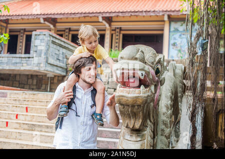 Glückliche Touristen Vater und Sohn in Longson Pagode Stockfoto