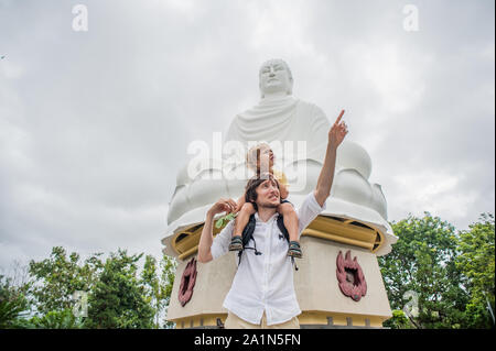 Glückliche Touristen Vater und Sohn in Longson Pagode Stockfoto