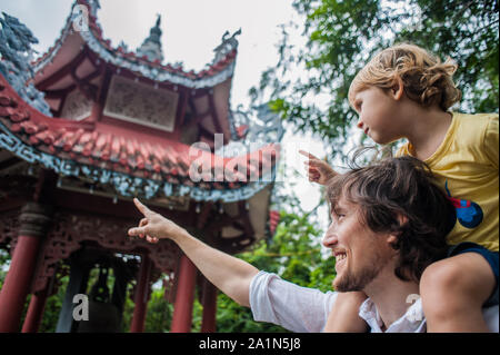 Glückliche Touristen Vater und Sohn in Longson Pagode Stockfoto