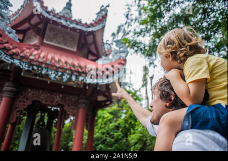 Glückliche Touristen Vater und Sohn in Longson Pagode Stockfoto